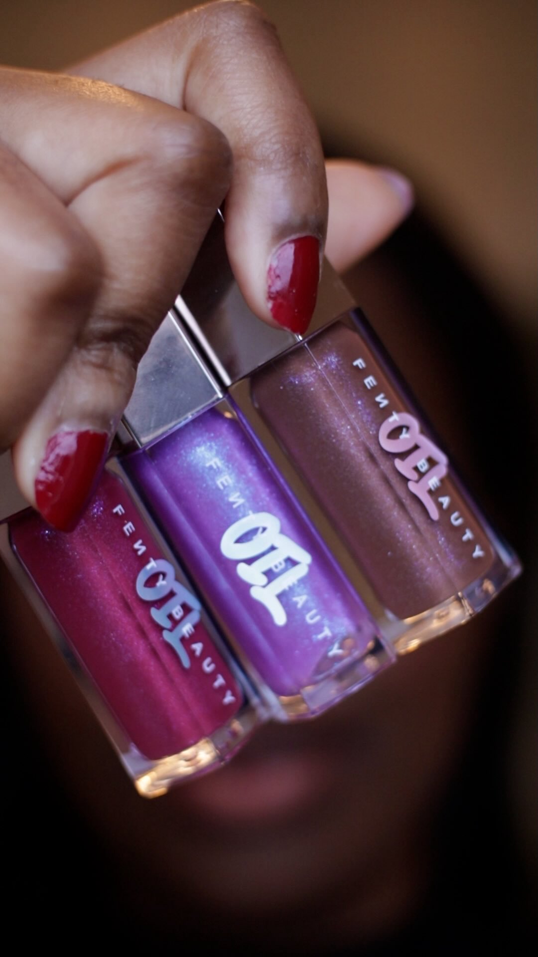 Fenty Beauty lip oils + my lips = a love story 🥰
Literally the best lip oils I’ve tried. Super pigmented, moisturizing and super easy to apply!
They are also super versatile: wear them by themselves or unlock your favourite new lip combo by pairing them with a lip liner or as a topper
#lipoil #fentybeautylipoil #fentybeauty #makeupreviews #makeupswatches #darkskinmakeup