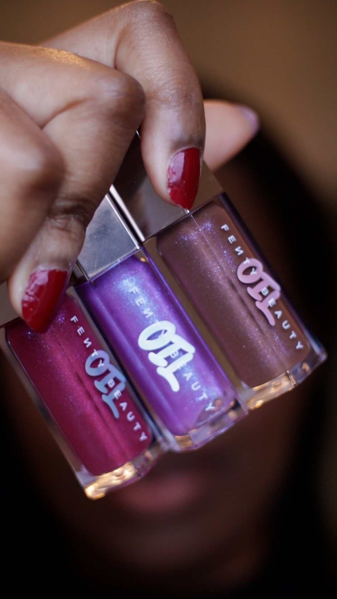FINALLY lip oils that actually show up on your lips. Love how moisturizing and pigmented the @fentybeauty lip oils are.
You can either wear them alone or as toppers.
Swatches: Miss Jellyfish, Rose Amber and Razzberry Jamz
#lipoils #makeupswatches #blackgirlmakeupvideos #fentylipoil #fentyglossbomb