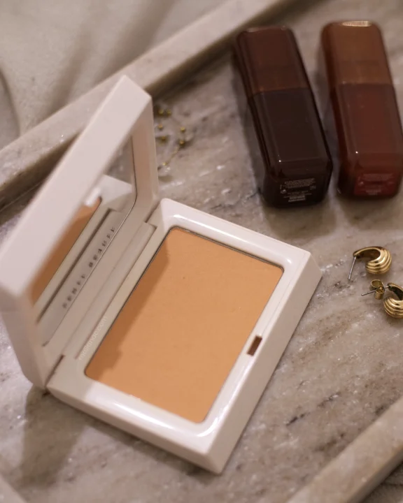 Bright Fix setting powder on marble tray